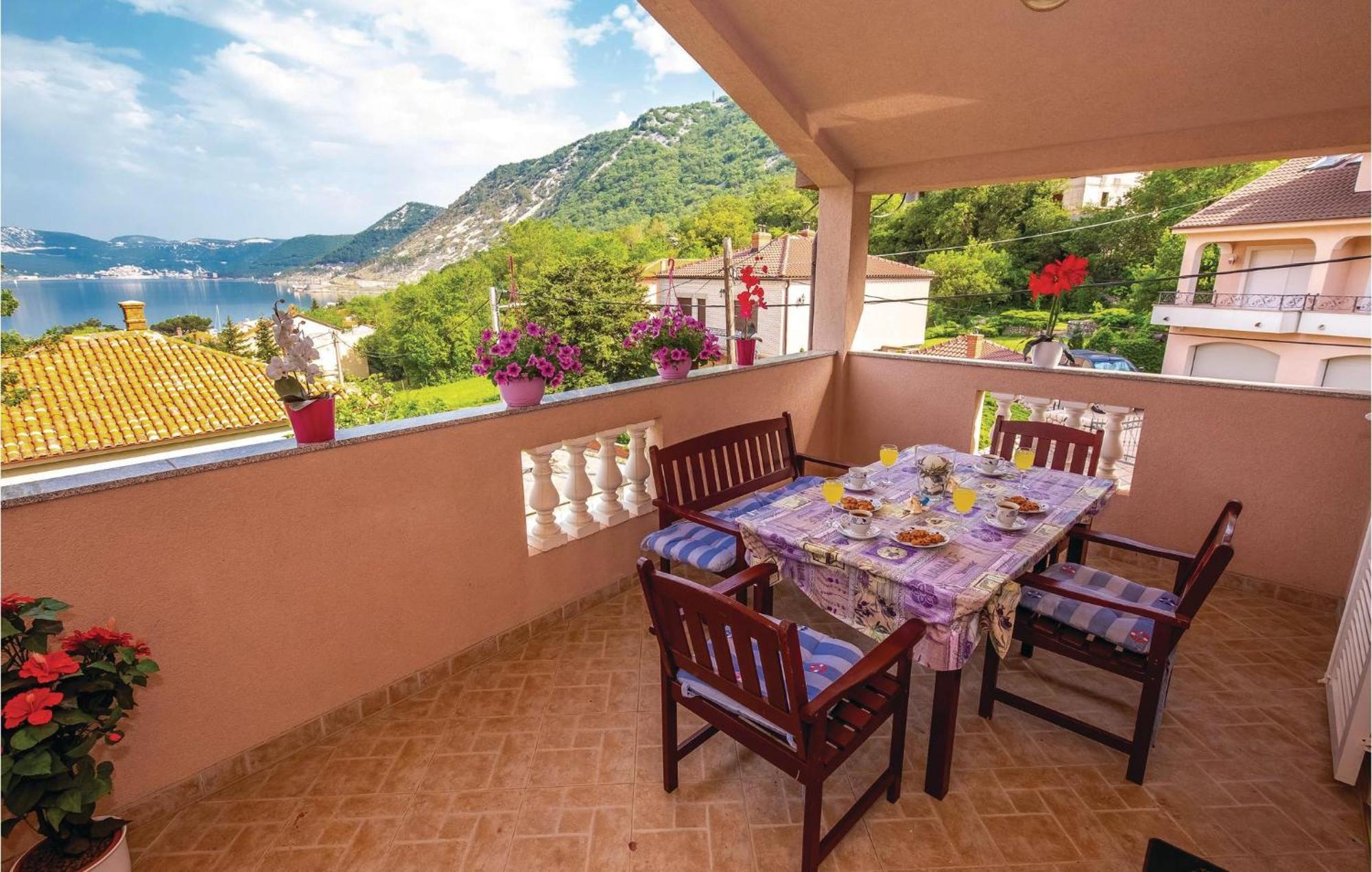1 Bedroom Stunning Apartment In Бакарац Екстериор снимка