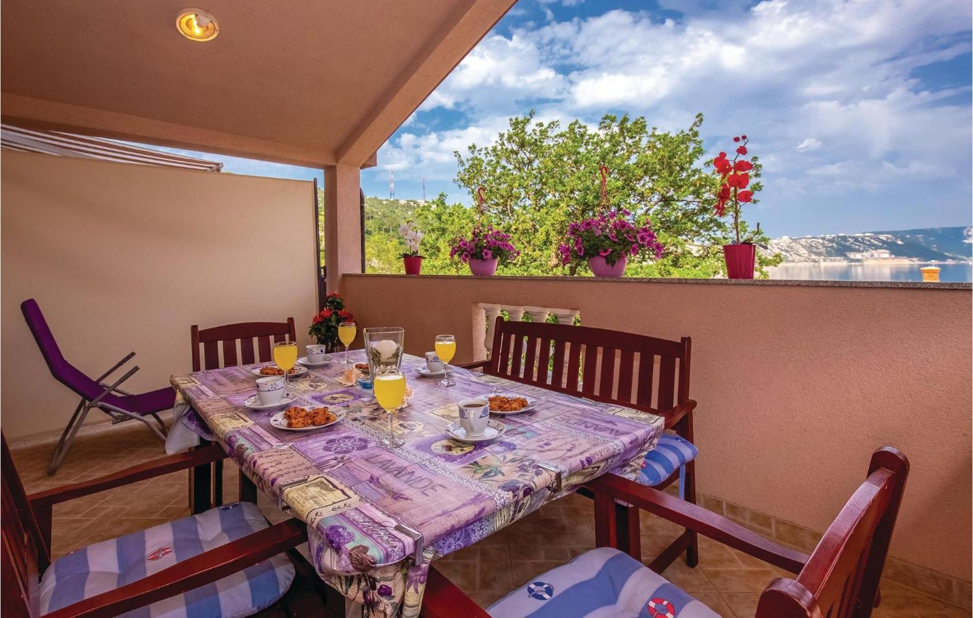 1 Bedroom Stunning Apartment In Бакарац Екстериор снимка